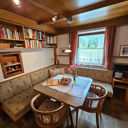 Henry's Sweet Apartment *